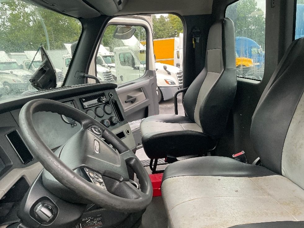 Day Cab Tractor-Heavy Duty Tractors-Freightliner-2019-T12664ST-Capitol Heights-MD-444,961\n\t\tmiles-$ 39,250 - Image 10