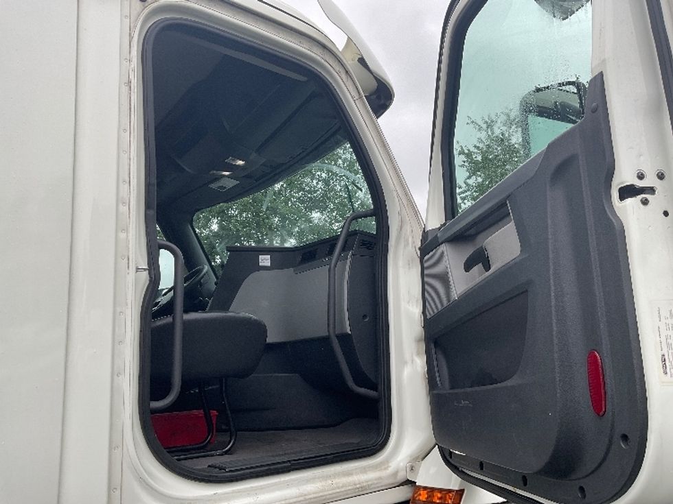 Day Cab Tractor-Heavy Duty Tractors-Freightliner-2019-T12664ST-Capitol Heights-MD-444,961\n\t\tmiles-$ 39,250 - Image 12