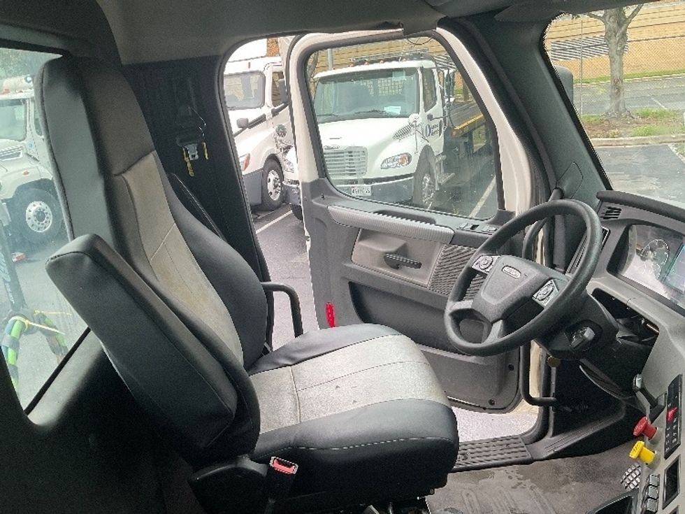 Day Cab Tractor-Heavy Duty Tractors-Freightliner-2019-T12664ST-Capitol Heights-MD-444,961\n\t\tmiles-$ 39,250 - Image 14