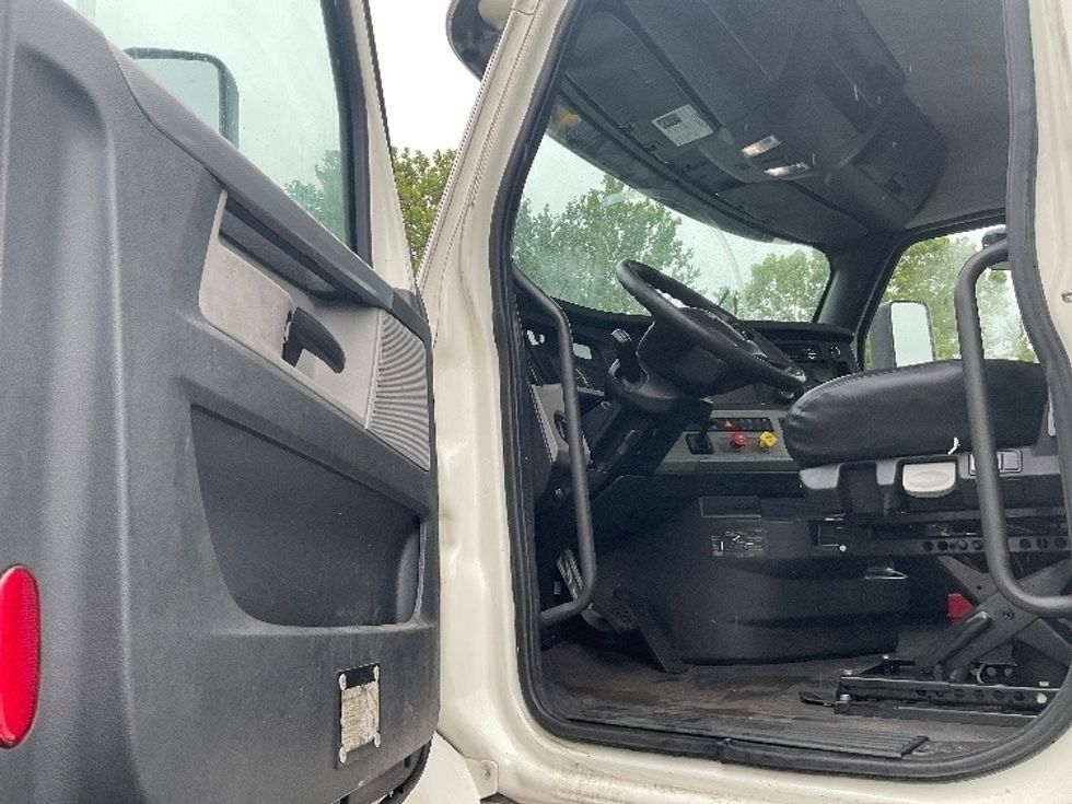 Day Cab Tractor-Heavy Duty Tractors-Freightliner-2019-T12664ST-Capitol Heights-MD-444,961\n\t\tmiles-$ 39,250 - Image 9