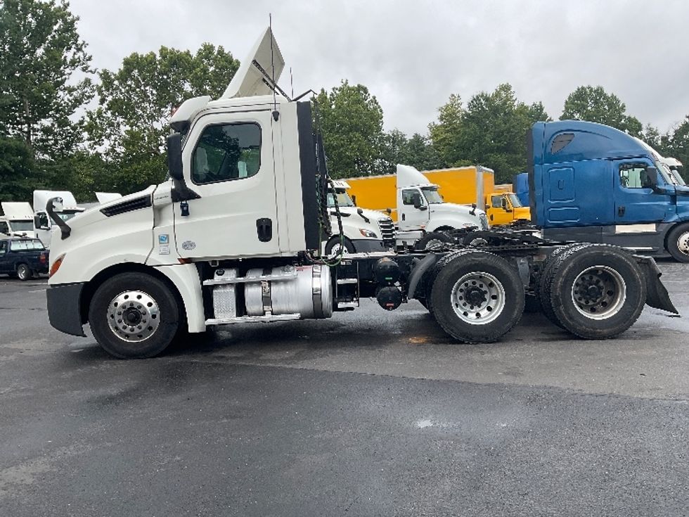 Day Cab Tractor-Heavy Duty Tractors-Freightliner-2019-T12664ST-Capitol Heights-MD-444,961\n\t\tmiles-$ 42,500 - Image 4