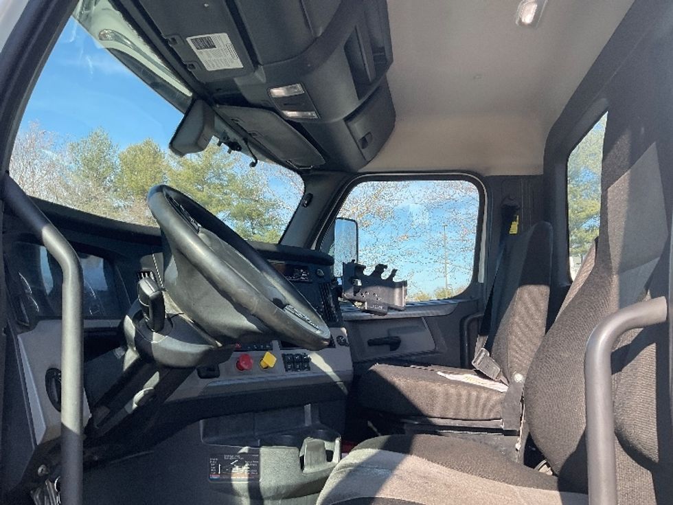 Day Cab Tractor-Heavy Duty Tractors-Freightliner-2019-T12664ST-Capitol Heights-MD-482,854\n\t\tmiles-$ 44,250 - Image 10