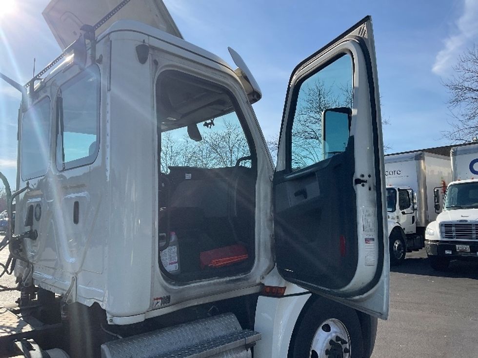 Day Cab Tractor-Heavy Duty Tractors-Freightliner-2019-T12664ST-Capitol Heights-MD-485,801\n\t\tmiles-$ 35,250 - Image 12