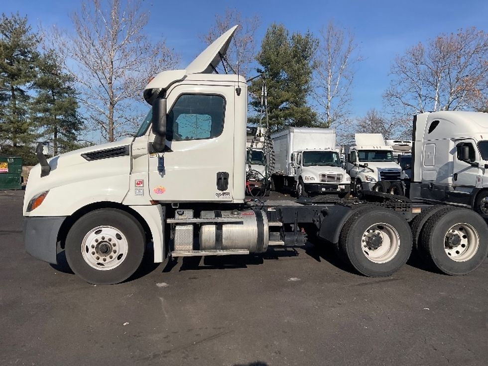 Day Cab Tractor-Heavy Duty Tractors-Freightliner-2019-T12664ST-Capitol Heights-MD-485,801\n\t\tmiles-$ 35,250 - Image 4