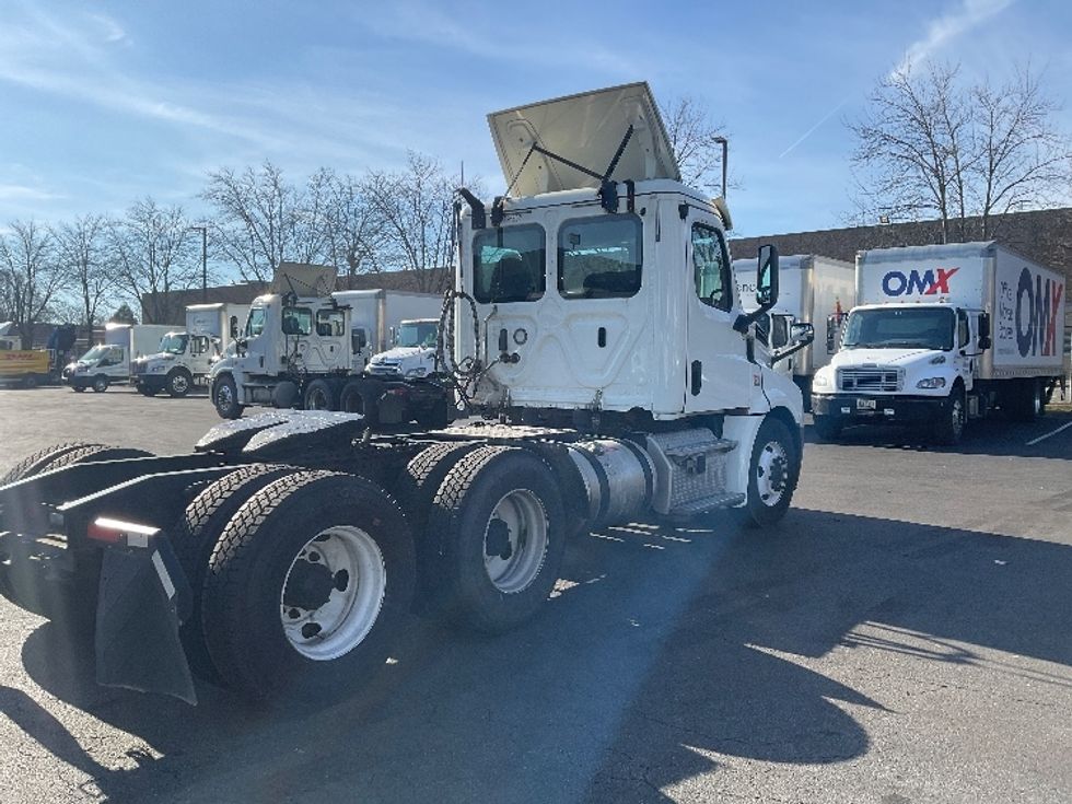 Day Cab Tractor-Heavy Duty Tractors-Freightliner-2019-T12664ST-Capitol Heights-MD-485,801\n\t\tmiles-$ 35,250 - Image 7