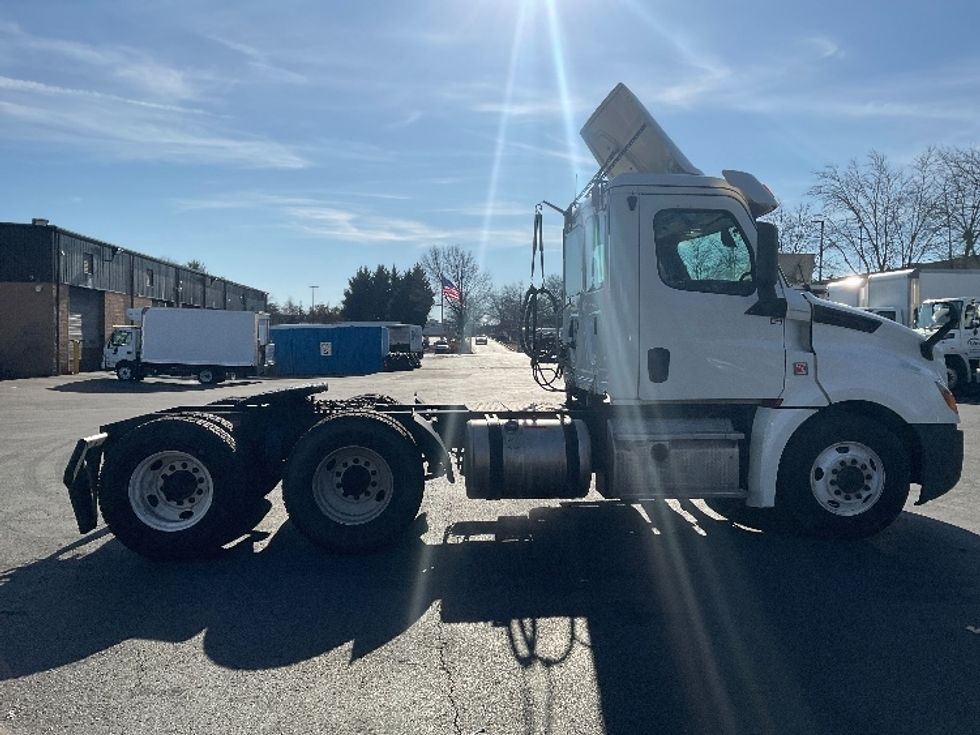 Day Cab Tractor-Heavy Duty Tractors-Freightliner-2019-T12664ST-Capitol Heights-MD-485,801\n\t\tmiles-$ 35,250 - Image 8