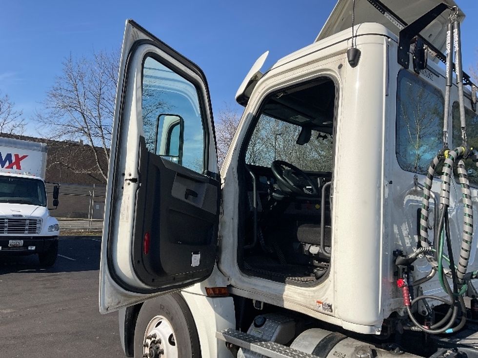 Day Cab Tractor-Heavy Duty Tractors-Freightliner-2019-T12664ST-Capitol Heights-MD-485,801\n\t\tmiles-$ 35,250 - Image 9