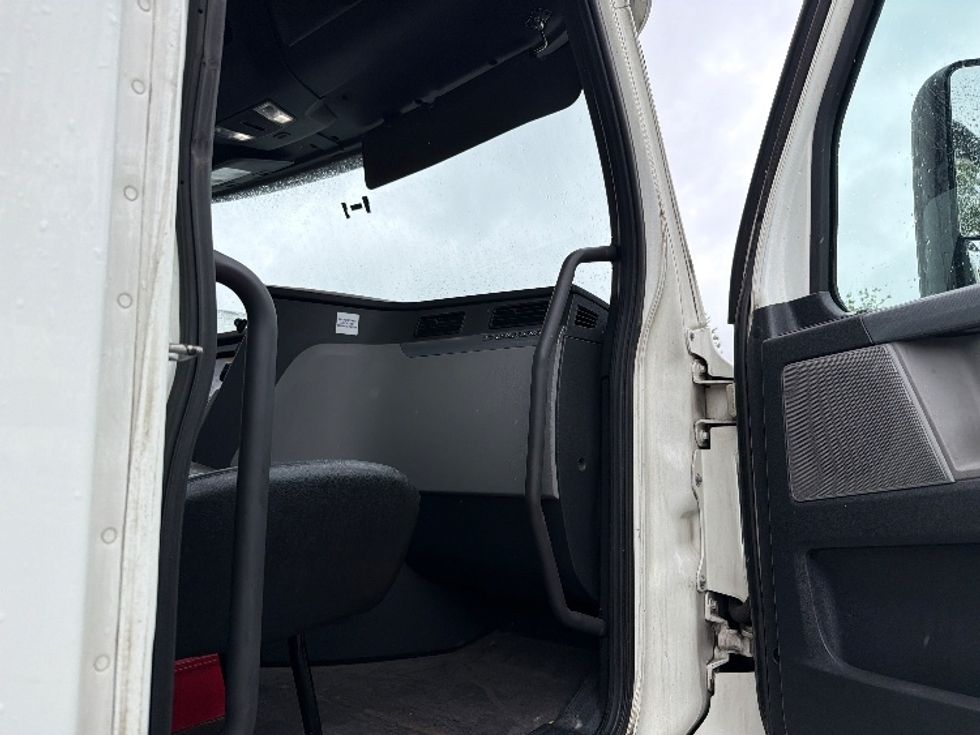 Day Cab Tractor-Heavy Duty Tractors-Freightliner-2019-T12664ST-Capitol Heights-MD-512,825\n\t\tmiles-$ 35,750 - Image 10