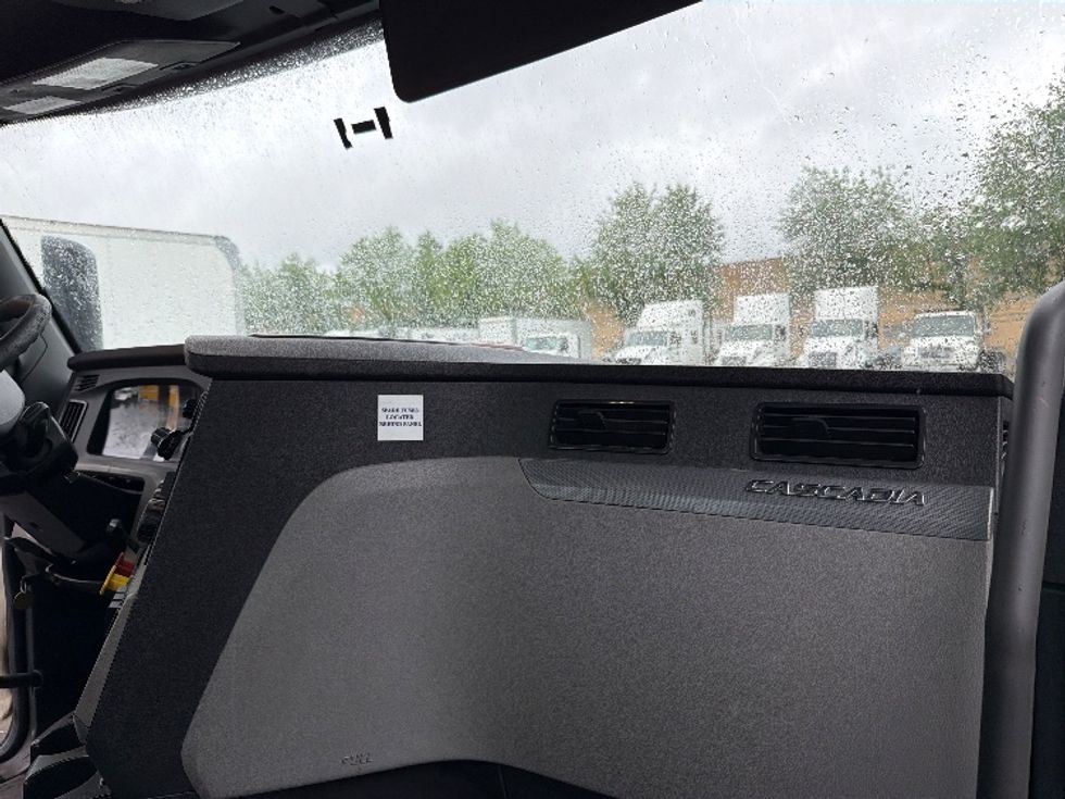 Day Cab Tractor-Heavy Duty Tractors-Freightliner-2019-T12664ST-Capitol Heights-MD-512,825\n\t\tmiles-$ 35,750 - Image 11
