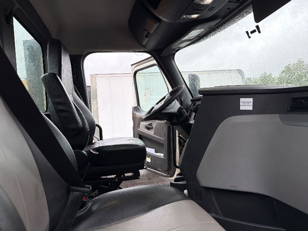 Day Cab Tractor-Heavy Duty Tractors-Freightliner-2019-T12664ST-Capitol Heights-MD-512,825\n\t\tmiles-$ 35,750 - Image 12