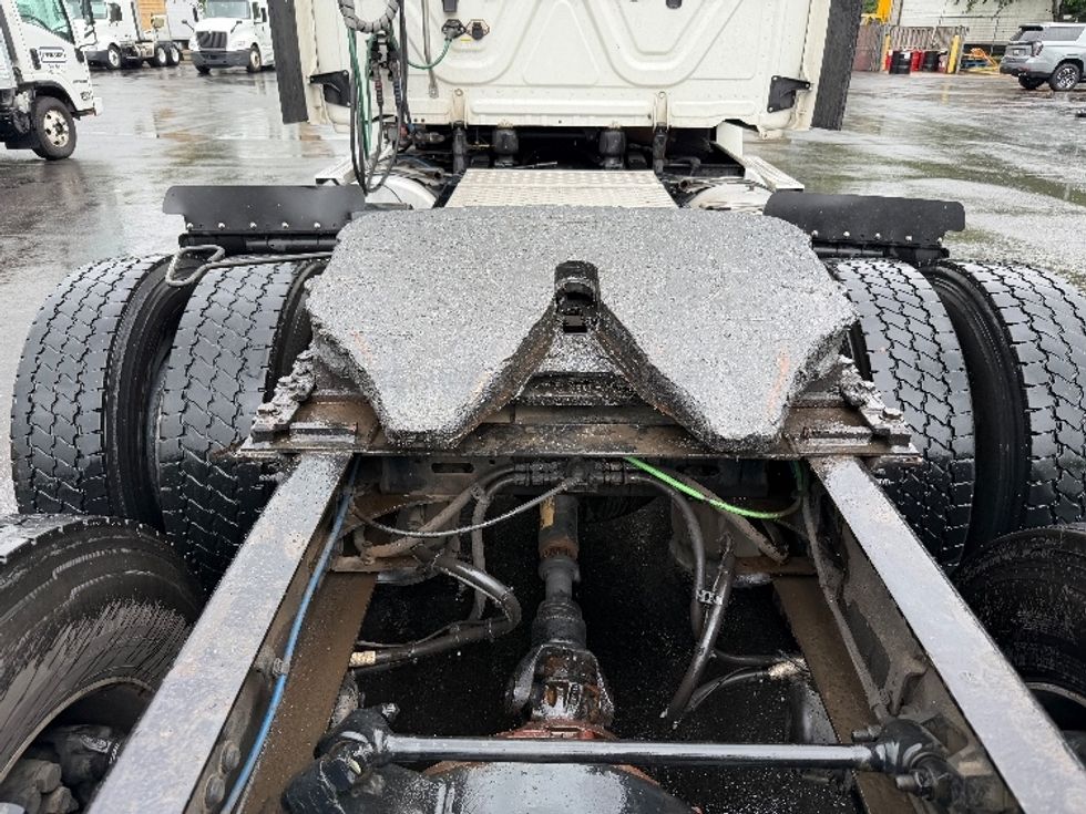 Day Cab Tractor-Heavy Duty Tractors-Freightliner-2019-T12664ST-Capitol Heights-MD-512,825\n\t\tmiles-$ 35,750 - Image 5