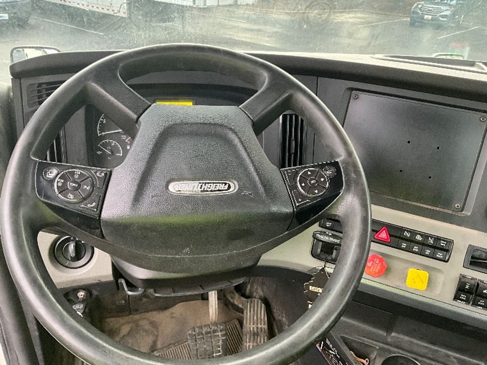 2019 Freightliner Cascadia 126" Day cab photo 11
