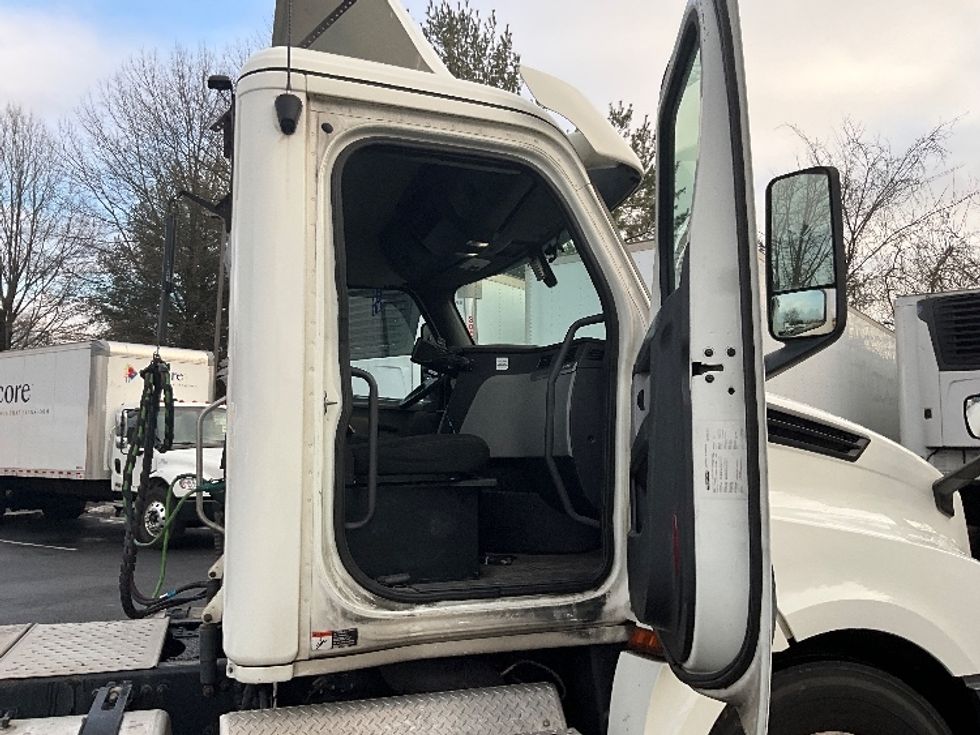 2019 Freightliner Cascadia 126" Day cab photo 12