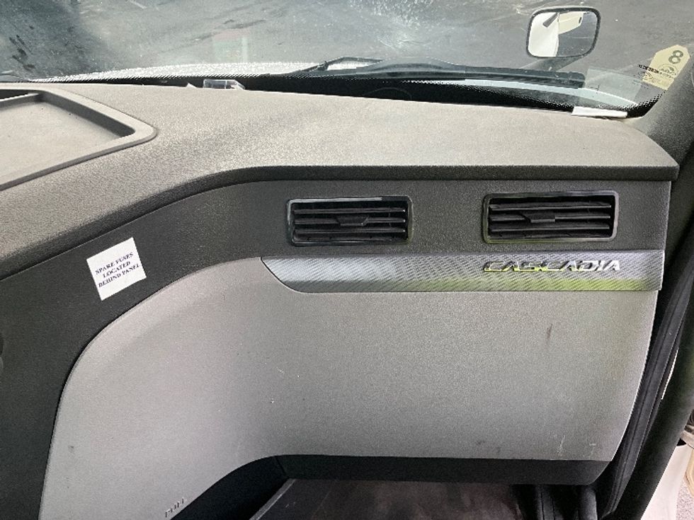 2019 Freightliner Cascadia 126" Day cab photo 13