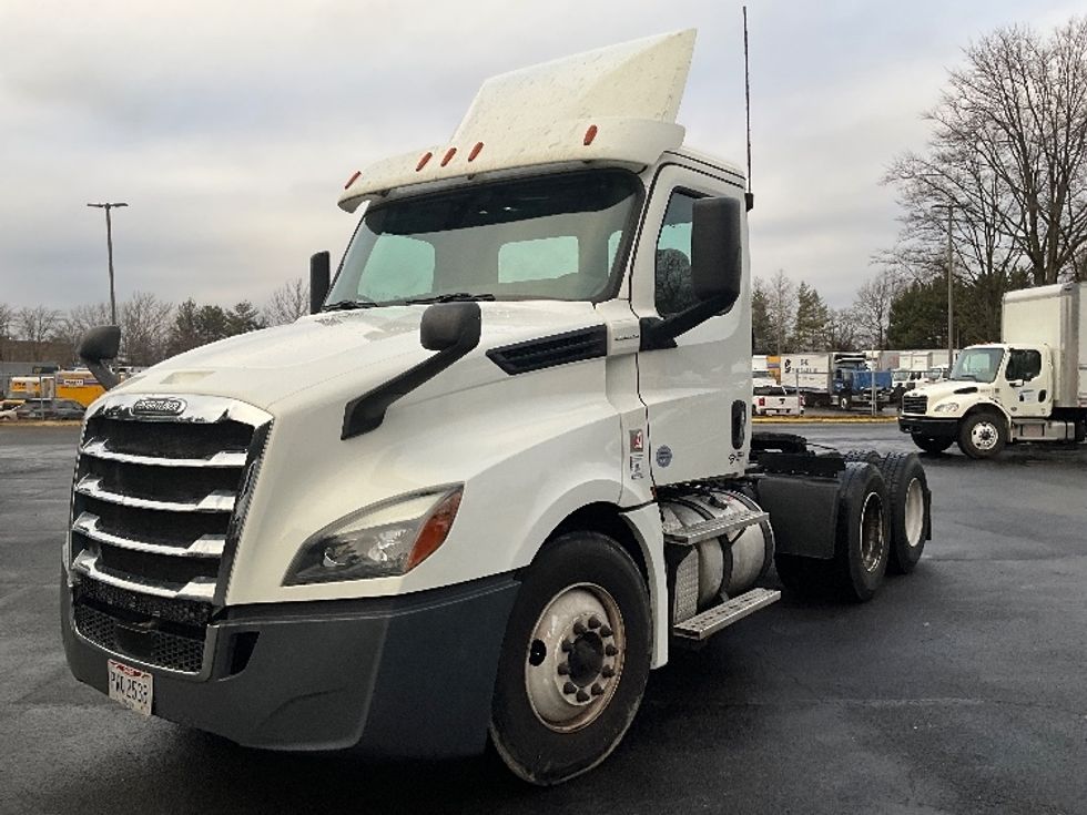 2019 Freightliner Cascadia 126" Day cab photo 3