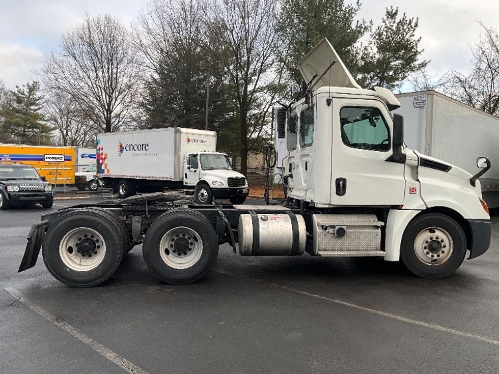 2019 Freightliner Cascadia 126" Day cab photo 8