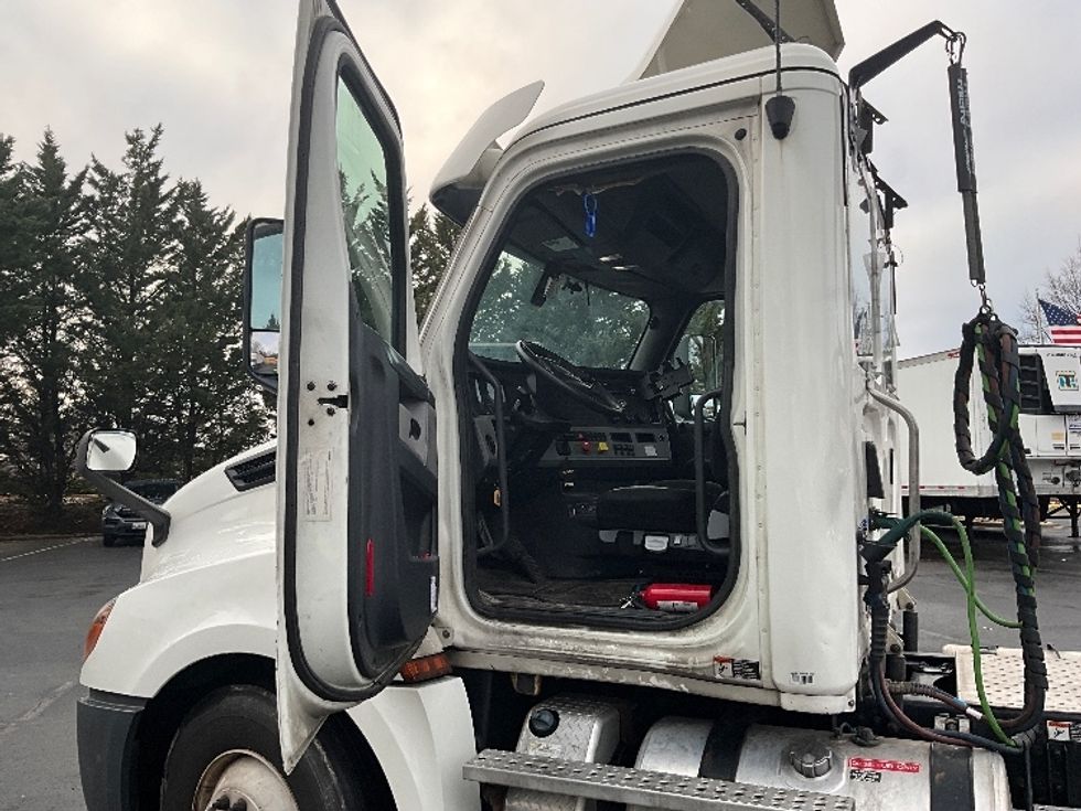 2019 Freightliner Cascadia 126" Day cab photo 9