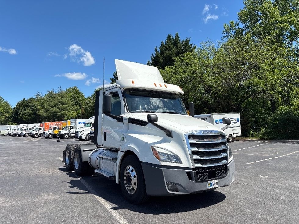 Day Cab Tractor-Heavy Duty Tractors-Freightliner-2019-T12664ST-Capitol Heights-MD-557,767\n\t\tmiles-$ 32,750 - Image 1