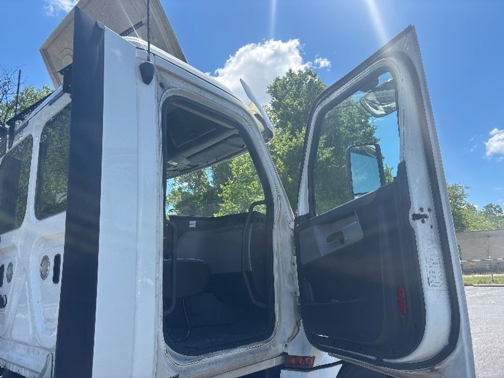 Day Cab Tractor-Heavy Duty Tractors-Freightliner-2019-T12664ST-Capitol Heights-MD-557,767\n\t\tmiles-$ 32,750 - Image 12