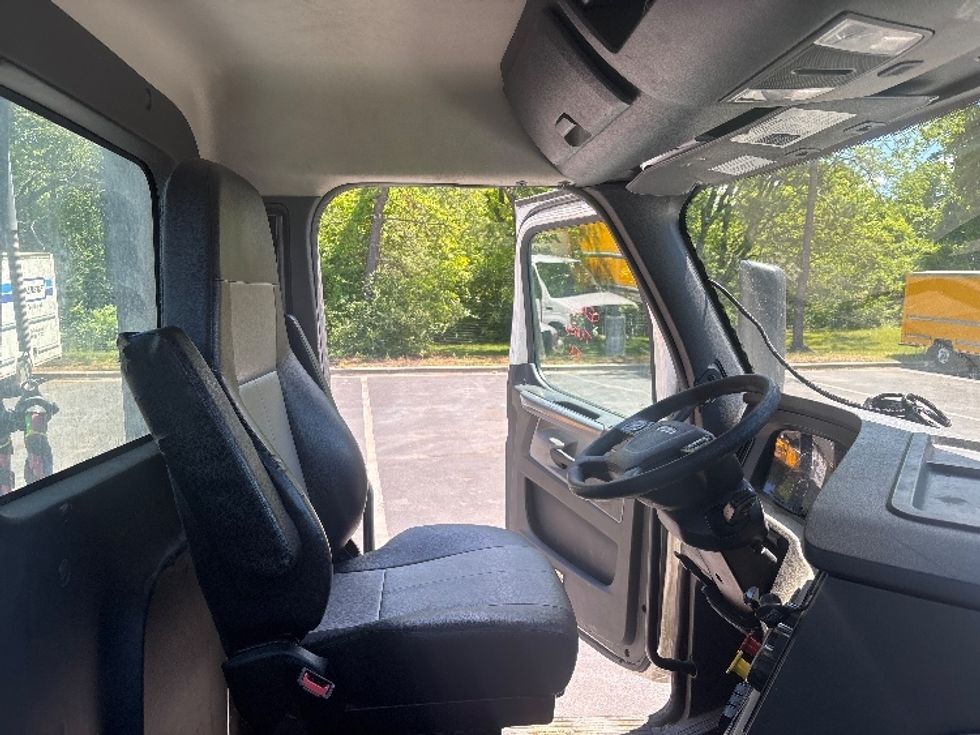 Day Cab Tractor-Heavy Duty Tractors-Freightliner-2019-T12664ST-Capitol Heights-MD-557,767\n\t\tmiles-$ 32,750 - Image 14