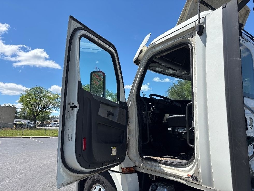 Day Cab Tractor-Heavy Duty Tractors-Freightliner-2019-T12664ST-Capitol Heights-MD-557,767\n\t\tmiles-$ 32,750 - Image 9