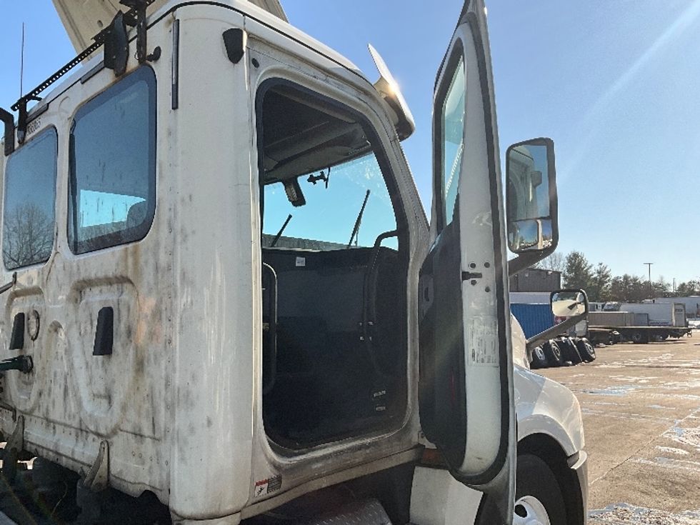 Day Cab Tractor-Heavy Duty Tractors-Freightliner-2019-T12664ST-Capitol Heights-MD-562,109\n\t\tmiles-$ 36,250 - Image 12