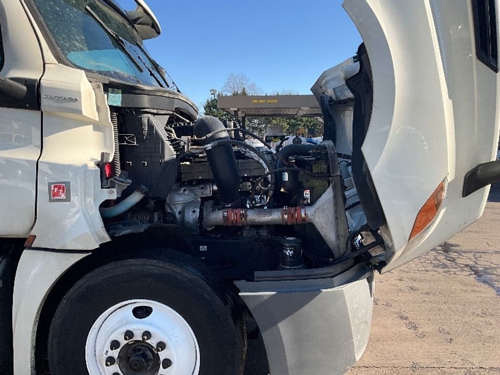 Day Cab Tractor-Heavy Duty Tractors-Freightliner-2019-T12664ST-Capitol Heights-MD-562,109\n\t\tmiles-$ 36,250 - Image 15