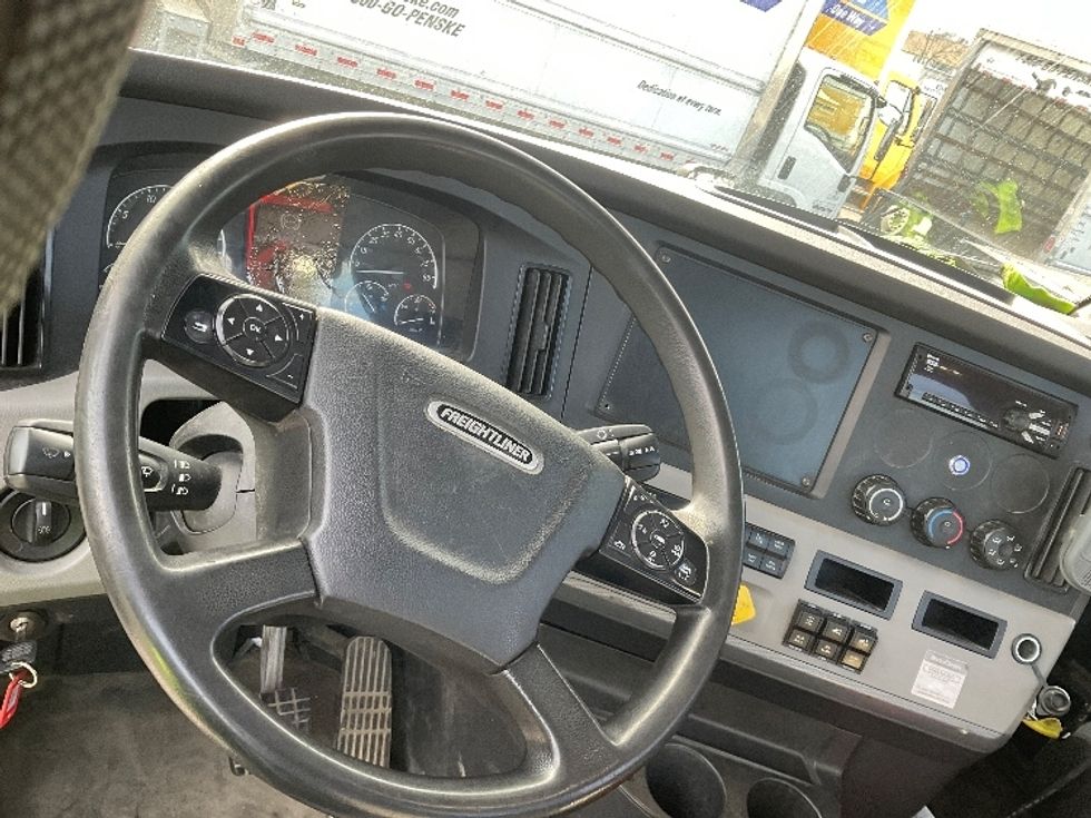 Day Cab Tractor-Heavy Duty Tractors-Freightliner-2019-T12664ST-Capitol Heights-MD-578,794\n\t\tmiles-$ 35,750 - Image 11