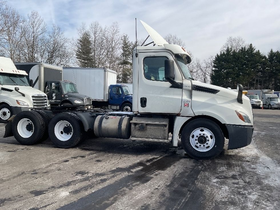 Day Cab Tractor-Heavy Duty Tractors-Freightliner-2019-T12664ST-Capitol Heights-MD-578,794\n\t\tmiles-$ 35,750 - Image 4