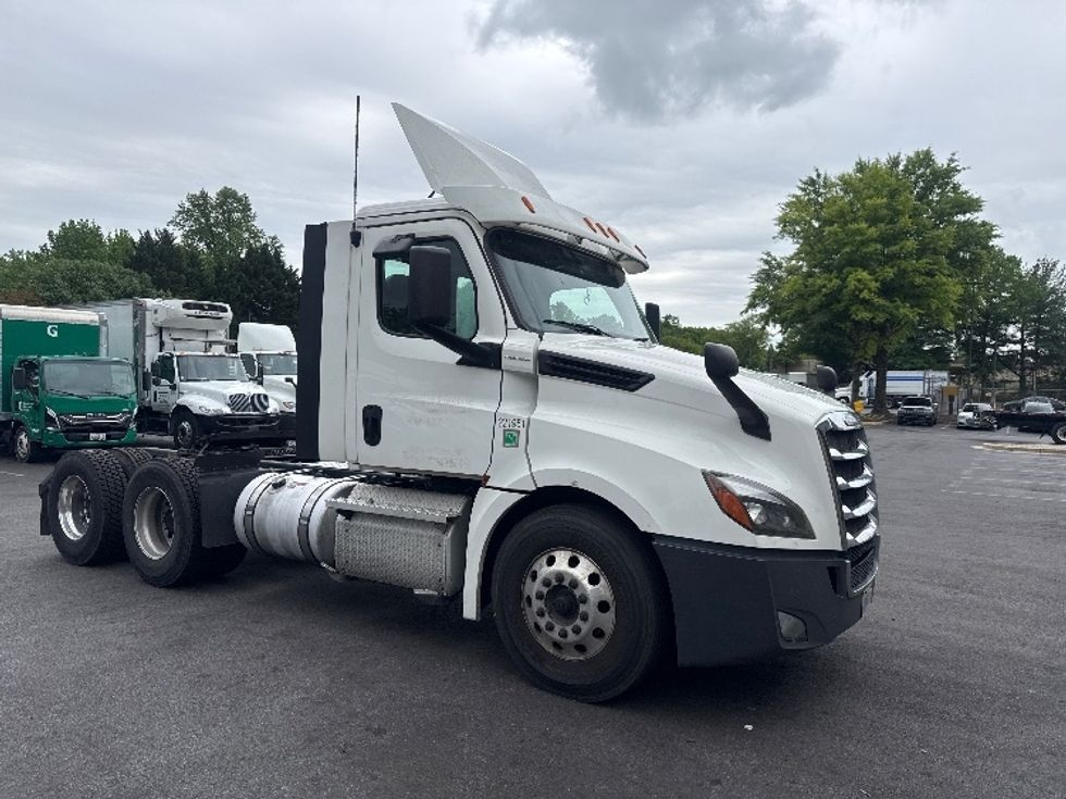 Day Cab Tractor-Heavy Duty Tractors-Freightliner-2019-T12664ST-Capitol Heights-MD-699,429\n\t\tmiles-$ 22,500 - Image 1