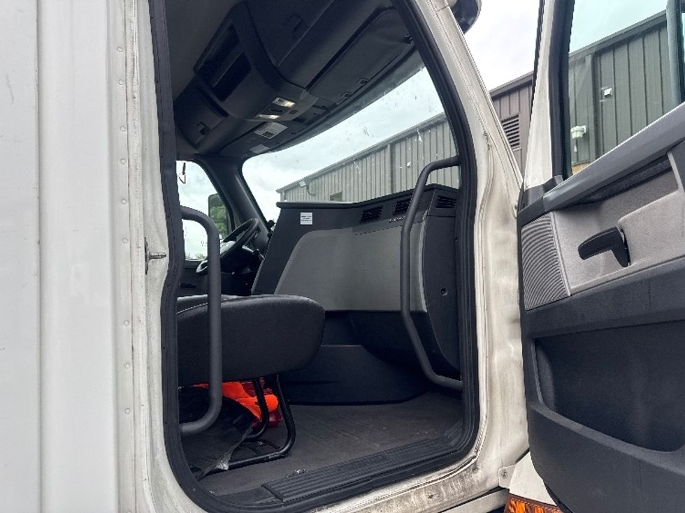 Day Cab Tractor-Heavy Duty Tractors-Freightliner-2019-T12664ST-Capitol Heights-MD-699,429\n\t\tmiles-$ 22,500 - Image 12