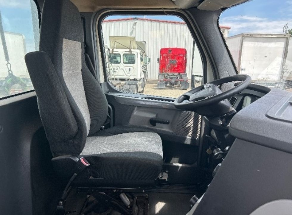 Day Cab Tractor-Heavy Duty Tractors-Freightliner-2019-T12664ST-Capitol Heights-MD-699,429\n\t\tmiles-$ 22,500 - Image 14