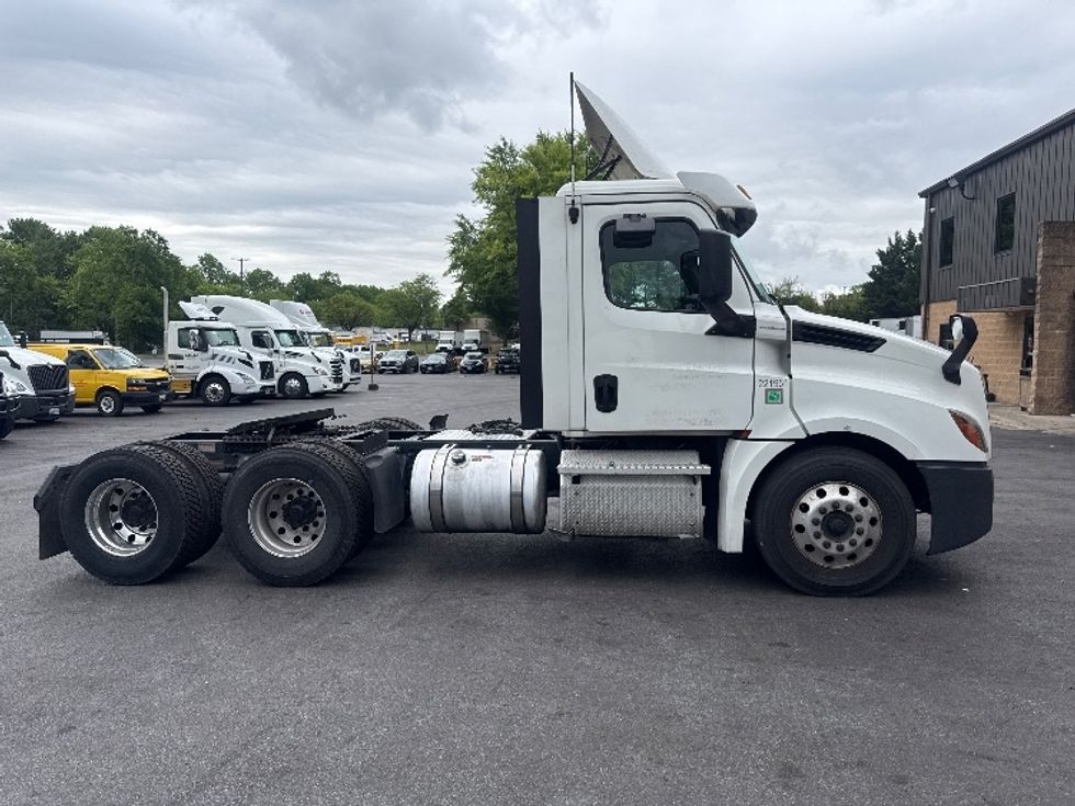 Day Cab Tractor-Heavy Duty Tractors-Freightliner-2019-T12664ST-Capitol Heights-MD-699,429\n\t\tmiles-$ 22,500 - Image 8