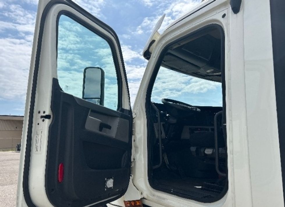 Day Cab Tractor-Heavy Duty Tractors-Freightliner-2019-T12664ST-Capitol Heights-MD-699,429\n\t\tmiles-$ 22,500 - Image 9