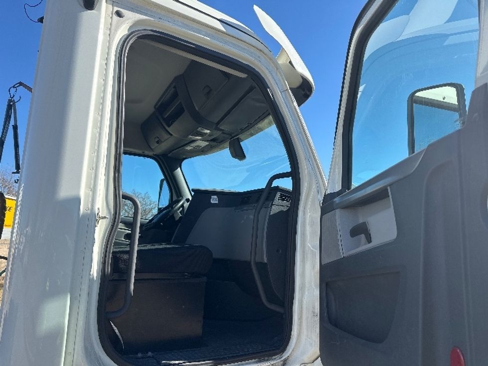 Day Cab Tractor-Heavy Duty Tractors-Freightliner-2019-T12664ST-Carrollton-TX-555,637\n\t\tmiles-$ 37,250 - Image 11