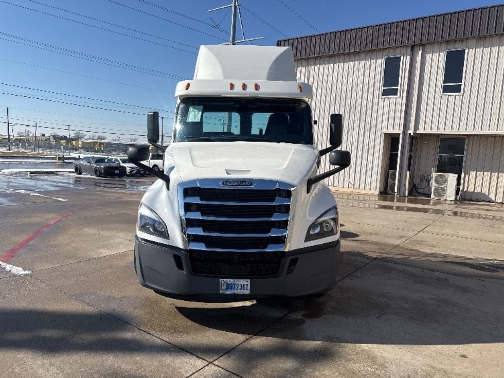 Day Cab Tractor-Heavy Duty Tractors-Freightliner-2019-T12664ST-Carrollton-TX-555,637\n\t\tmiles-$ 37,250 - Image 2