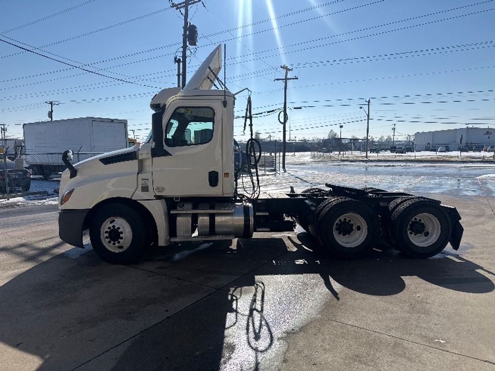 Day Cab Tractor-Heavy Duty Tractors-Freightliner-2019-T12664ST-Carrollton-TX-555,637\n\t\tmiles-$ 37,250 - Image 4