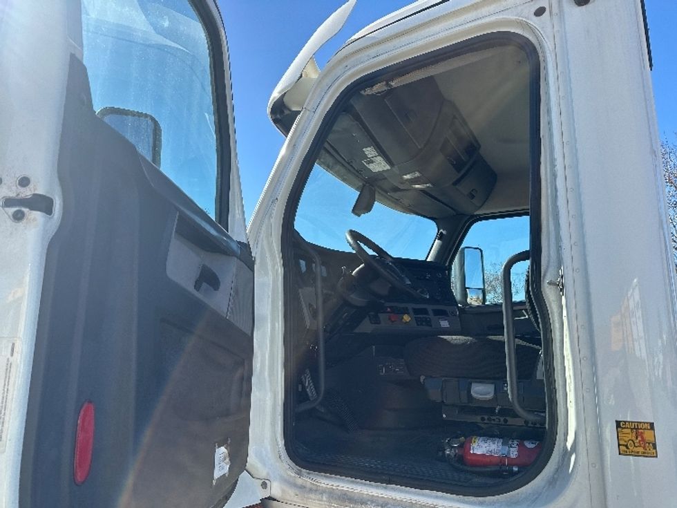 Day Cab Tractor-Heavy Duty Tractors-Freightliner-2019-T12664ST-Carrollton-TX-555,637\n\t\tmiles-$ 37,250 - Image 9