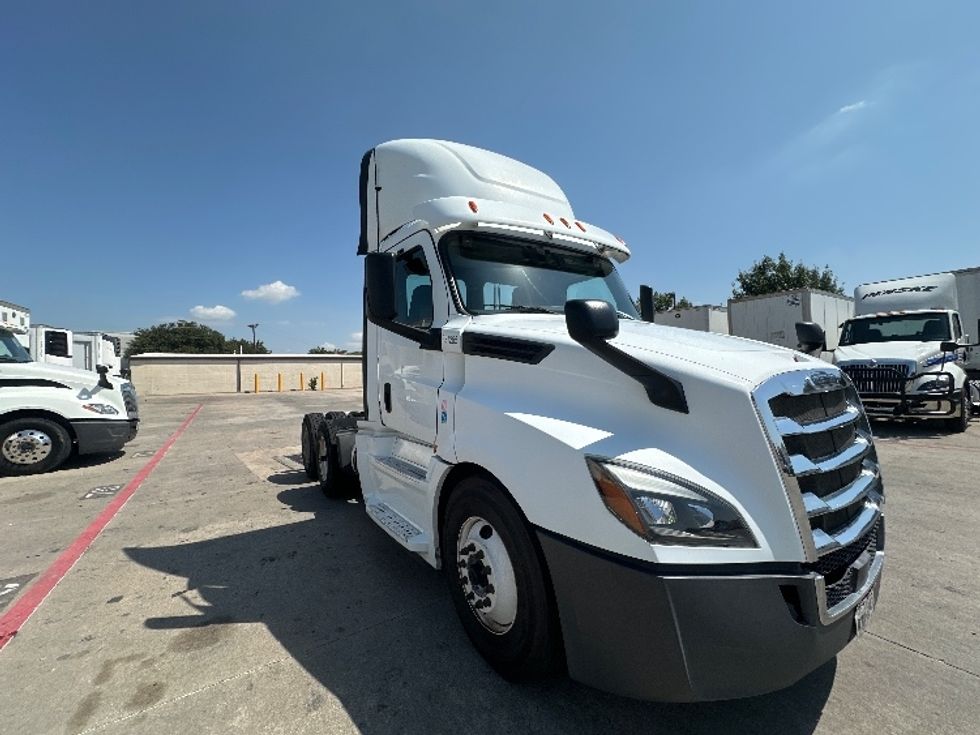 Day Cab Tractor-Heavy Duty Tractors-Freightliner-2019-T12664ST-Carrollton-TX-671,791\n\t\tmiles-$ 28,000 - Image 1
