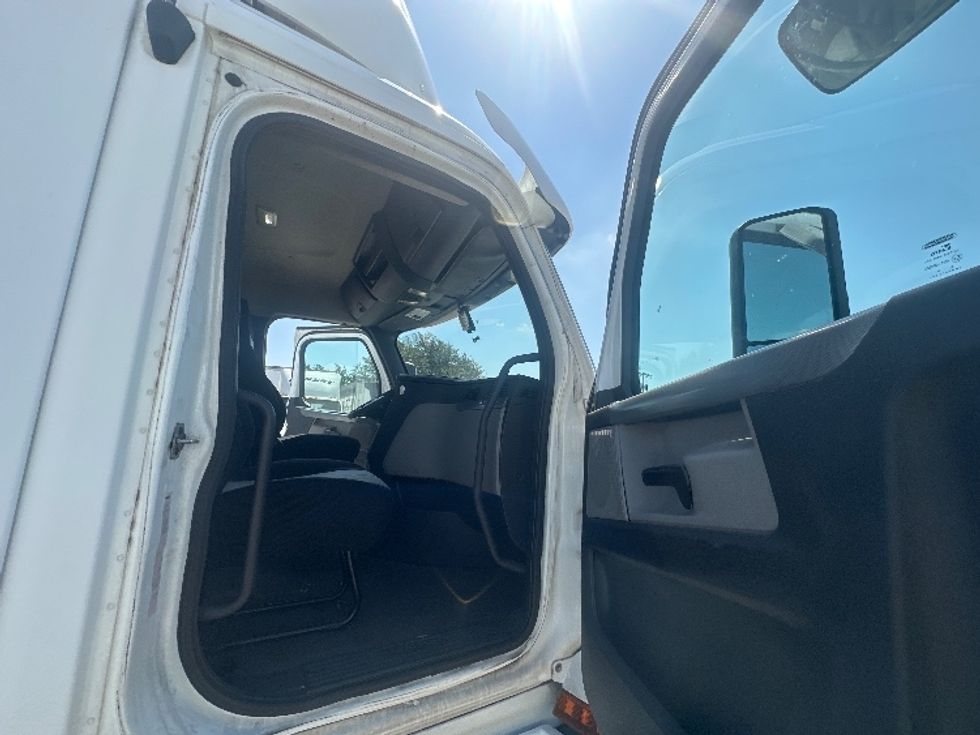 Day Cab Tractor-Heavy Duty Tractors-Freightliner-2019-T12664ST-Carrollton-TX-671,791\n\t\tmiles-$ 28,000 - Image 12