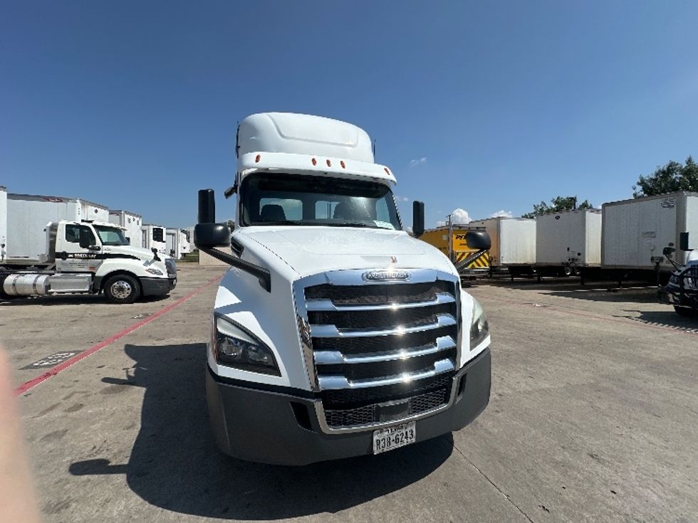Day Cab Tractor-Heavy Duty Tractors-Freightliner-2019-T12664ST-Carrollton-TX-671,791\n\t\tmiles-$ 28,000 - Image 2