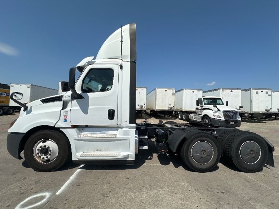 Day Cab Tractor-Heavy Duty Tractors-Freightliner-2019-T12664ST-Carrollton-TX-671,791\n\t\tmiles-$ 28,000 - Image 4