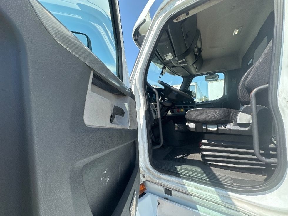 Day Cab Tractor-Heavy Duty Tractors-Freightliner-2019-T12664ST-Carrollton-TX-671,791\n\t\tmiles-$ 28,000 - Image 9