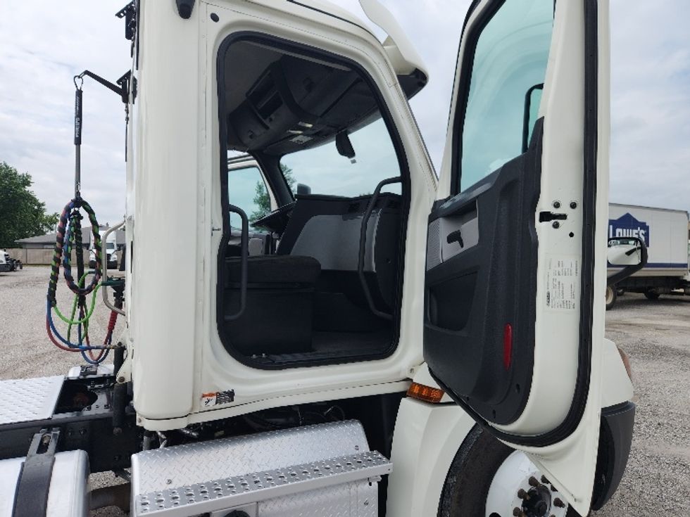 Day Cab Tractor-Heavy Duty Tractors-Freightliner-2019-T12664ST-Carthage-MO-420,809\n\t\tmiles-$ 48,250 - Image 12