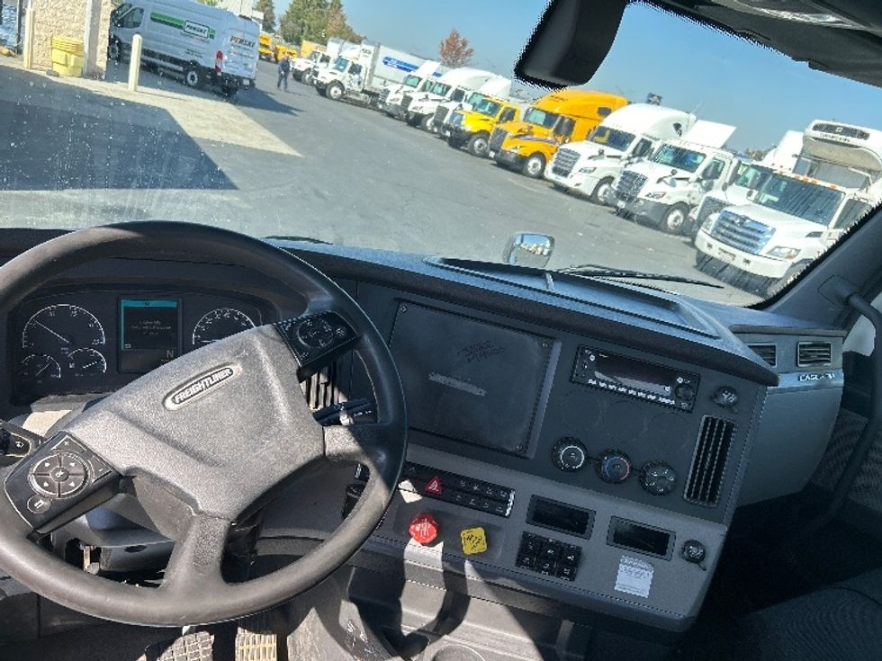 Day Cab Tractor-Heavy Duty Tractors-Freightliner-2019-T12664ST-Ceres-CA-322,460\n\t\tmiles-$ 49,250 - Image 11