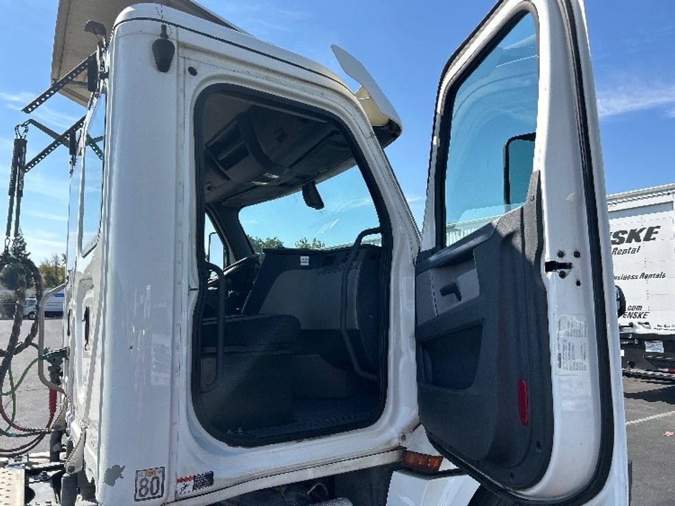Day Cab Tractor-Heavy Duty Tractors-Freightliner-2019-T12664ST-Ceres-CA-322,460\n\t\tmiles-$ 49,250 - Image 12