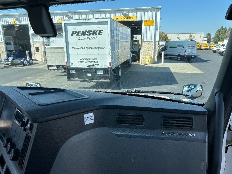 Day Cab Tractor-Heavy Duty Tractors-Freightliner-2019-T12664ST-Ceres-CA-322,460\n\t\tmiles-$ 49,250 - Image 13
