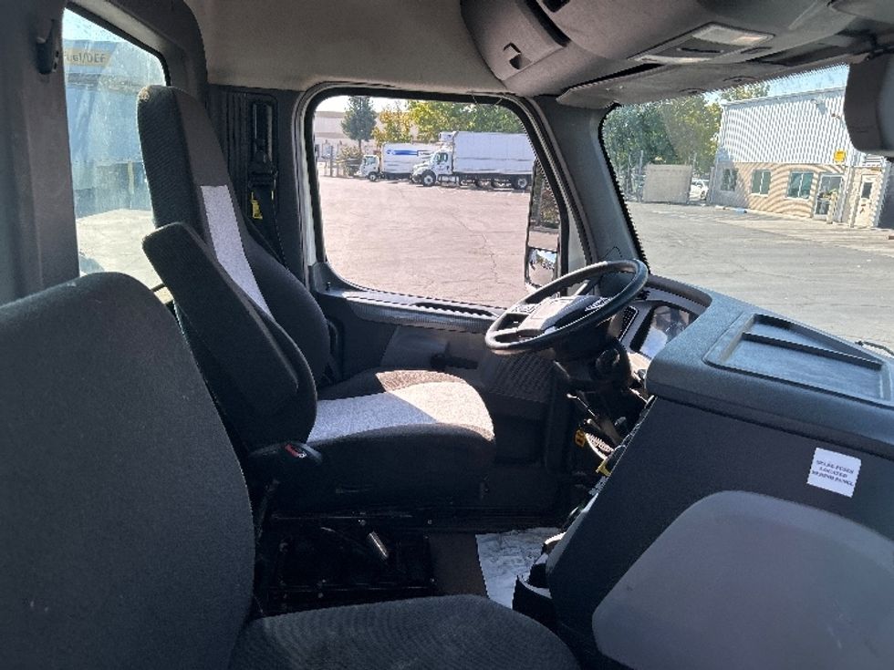 Day Cab Tractor-Heavy Duty Tractors-Freightliner-2019-T12664ST-Ceres-CA-322,460\n\t\tmiles-$ 49,250 - Image 14