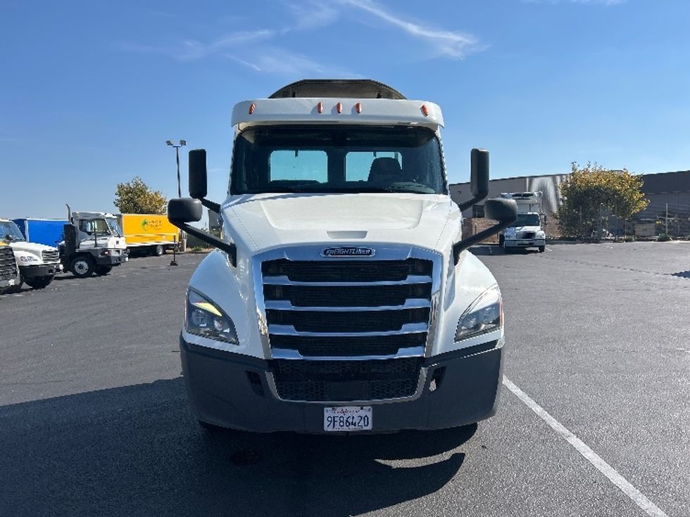 Day Cab Tractor-Heavy Duty Tractors-Freightliner-2019-T12664ST-Ceres-CA-322,460\n\t\tmiles-$ 49,250 - Image 2