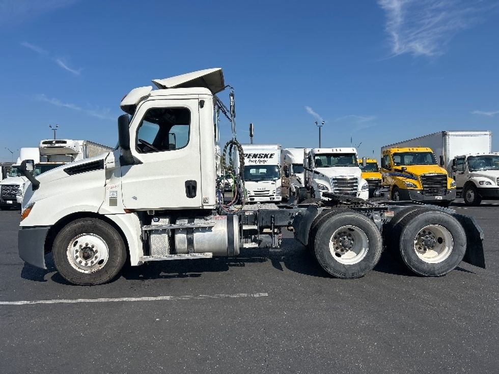 Day Cab Tractor-Heavy Duty Tractors-Freightliner-2019-T12664ST-Ceres-CA-322,460\n\t\tmiles-$ 49,250 - Image 4